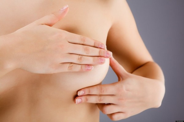Chị em phụ nữ nên massage ngực thường xuyên